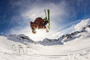 KAI YUN SPORTS-辛纳赛后谦逊发言登热搜，阿森纳险胜曼城引发热议