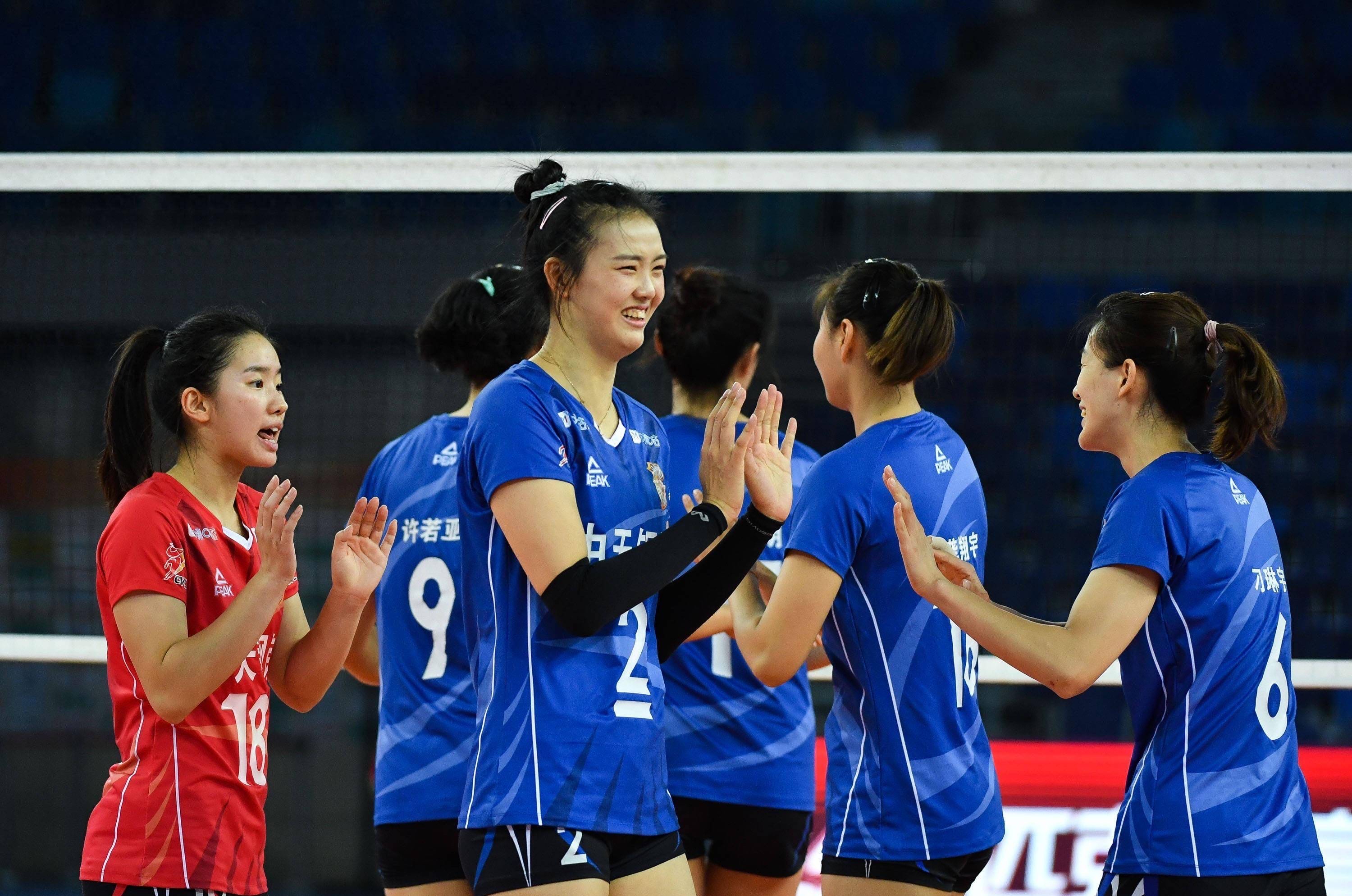 中国女排最后关头救险，利物浦力保胜局拿下系列赛